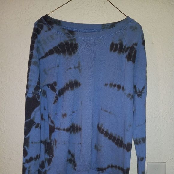 Volcom Tops - VOLCOM SWEATSHIRT